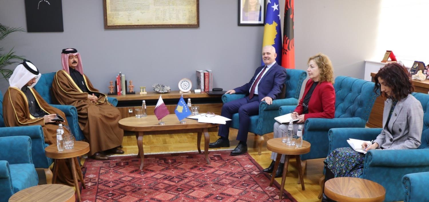 Ministri Sveçla priti në takim ambasadorin jorezident të Katarit Jabor, z. Ali Hussein Al Hawashela Al Dosari